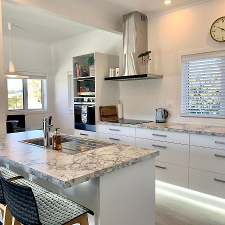 Coromandel Town Harbourside Cottage Luxury Accommodation エクステリア 写真