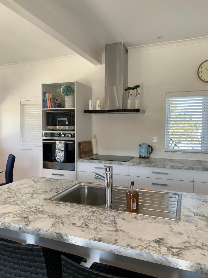 Coromandel Town Harbourside Cottage Luxury Accommodation エクステリア 写真