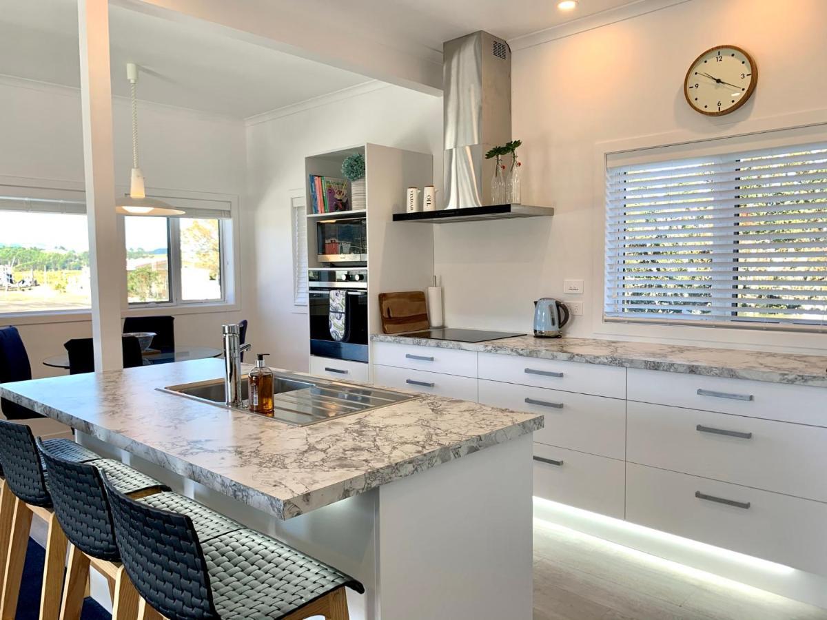 Coromandel Town Harbourside Cottage Luxury Accommodation エクステリア 写真